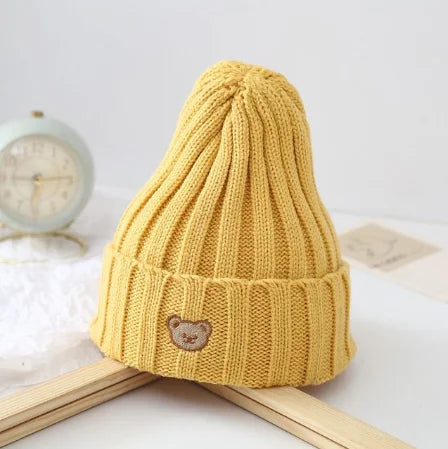 Bonnet bébé en coton tricoté avec un adorable ourson