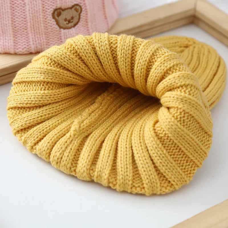 Bonnet bébé en coton tricoté avec un adorable ourson